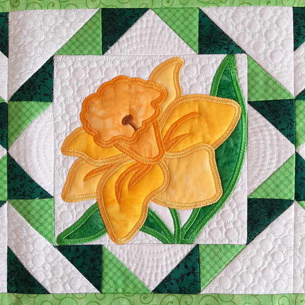 Quilted Daffodil Table Runner-4